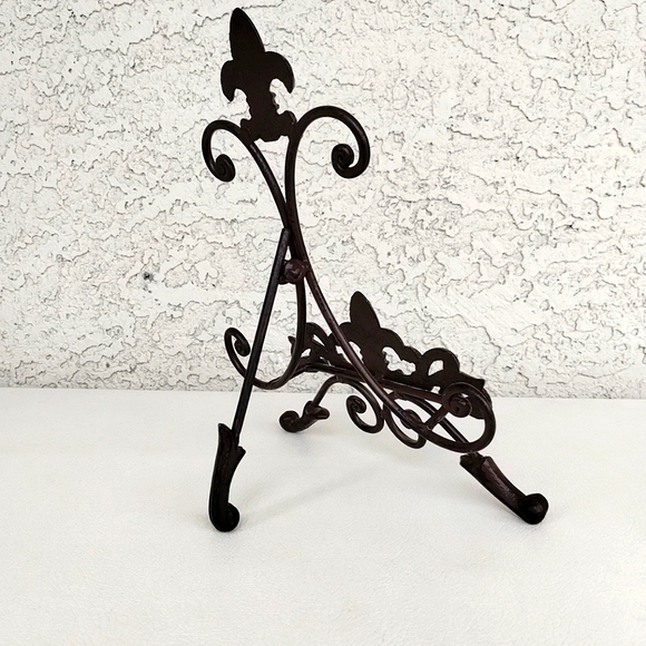 Vintage Cast Iron Fleur-de-Lis Display Easel Stand – Ornate Scroll Design – 11" - Picture 6 of 10